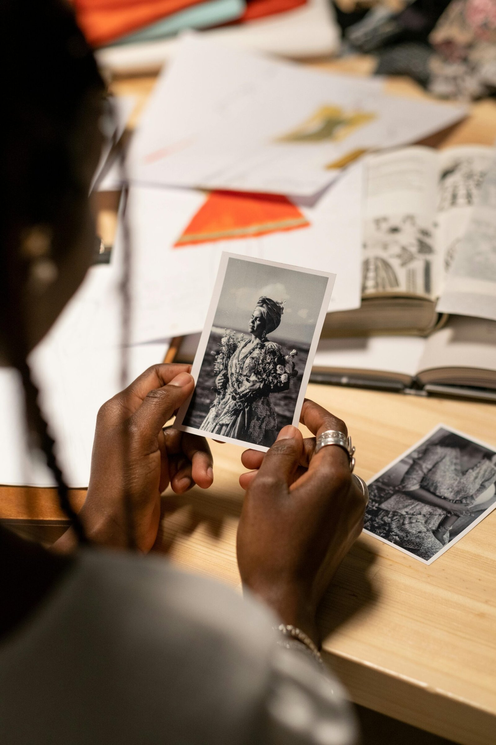 Mujer mirando foto en estudio
